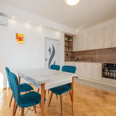 Bright & Spacious Downtown Apt.