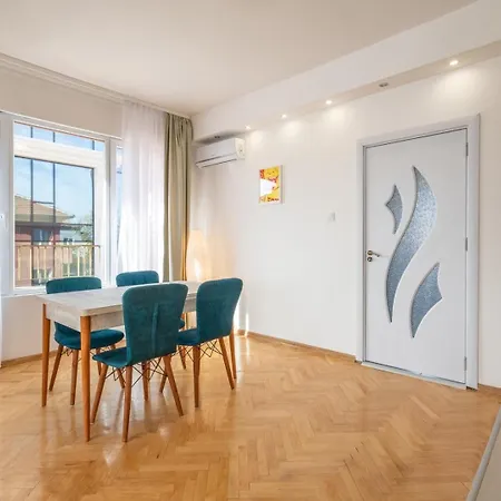 Bright & Spacious Downtown Apt. * Sofia