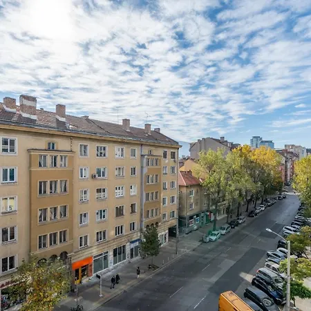 Bright & Spacious Downtown Apt. *