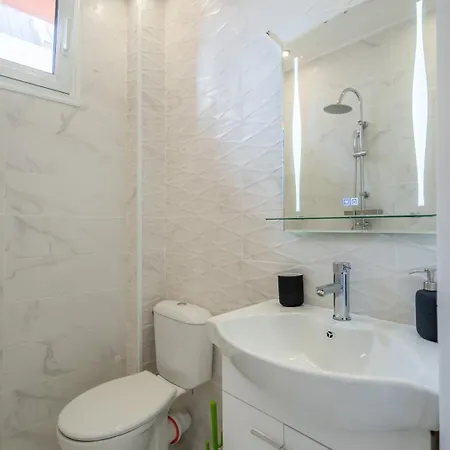 Bright & Spacious Downtown Apt. Apartment
